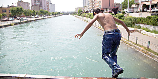 Ölüme kulaç atıyorlar