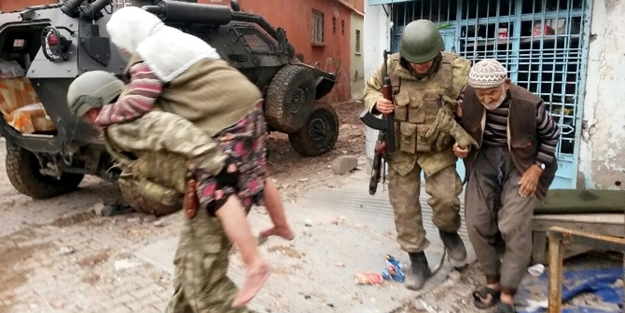 Ölüme terk edilen yaşlı çifti Mehmetçik kurtardı