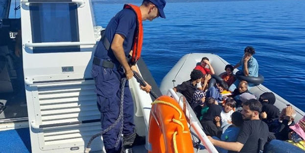 Ölüme terkedilen 18 göçmen kurtarıldı!