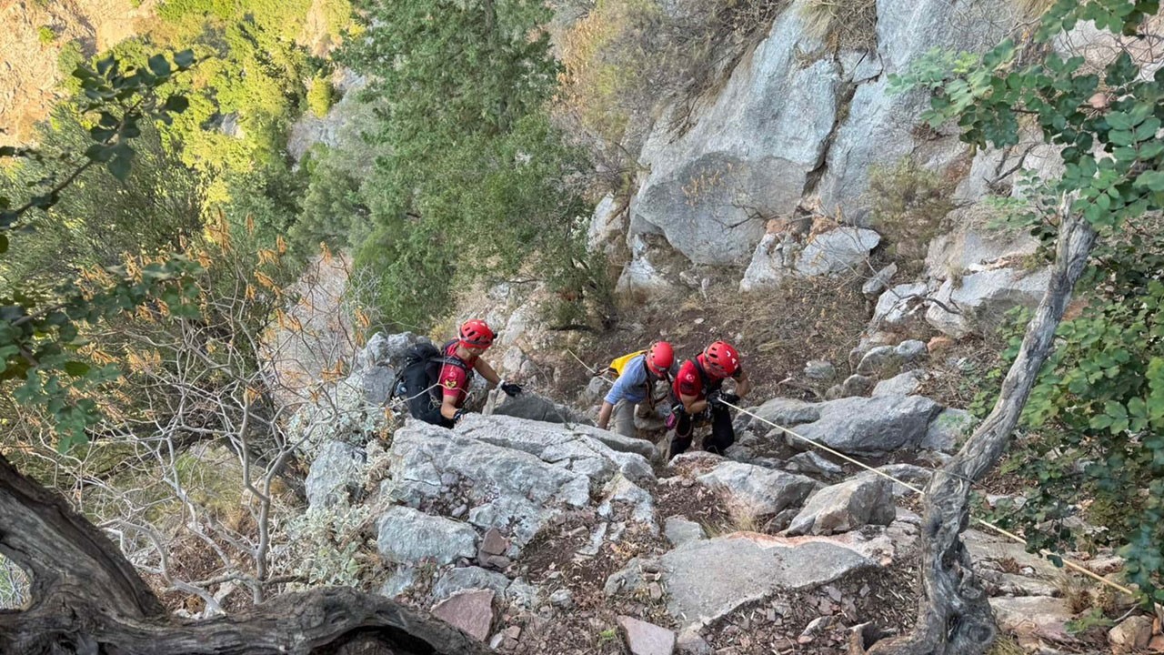 Ölümle burun buruna! Alman turist kayalıklarda mahsur kaldı