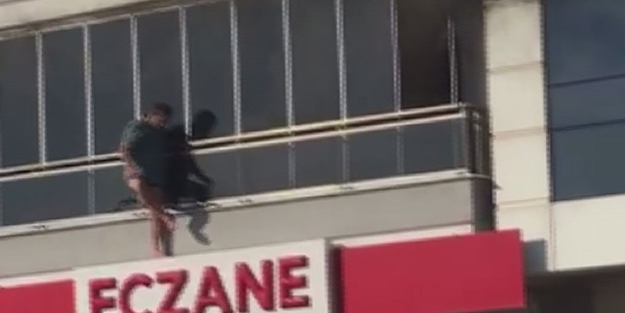 Ölümle burun buruna! Evde yangın çıktı dakikalarca balkonda kurtarılmayı bekledi