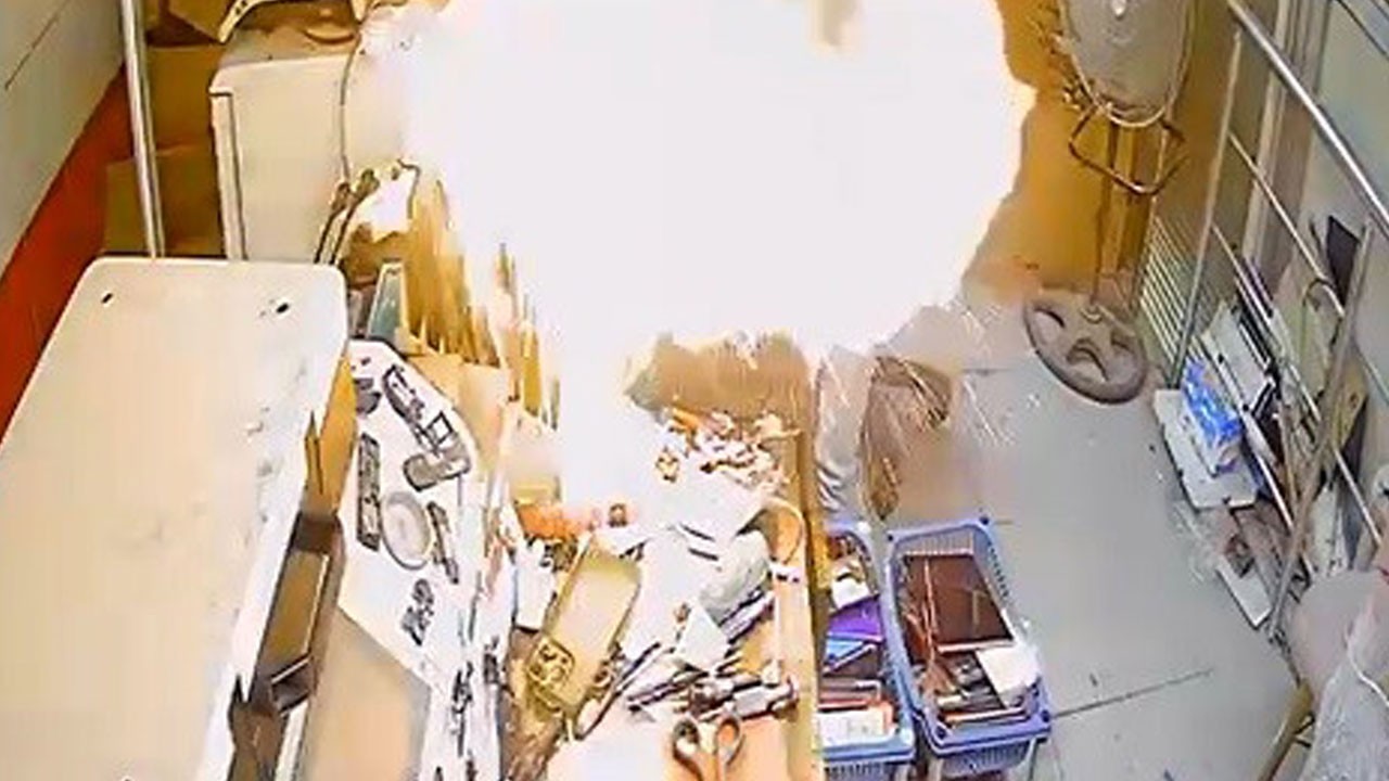 Ölümle burun buruna geldi! Telefon bomba gibi patladı