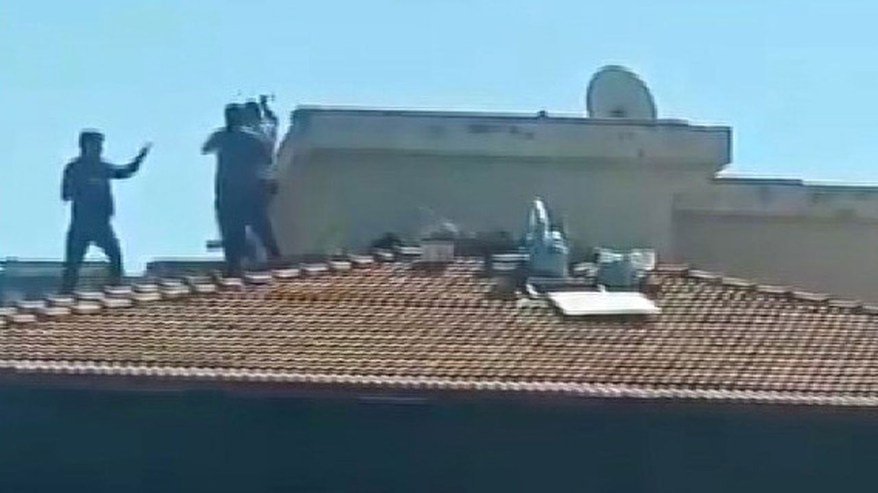 Ölümle dans ettiler! 5 katlı binanın çatısında birbirlerine böyle girdiler