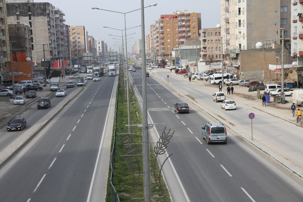 Ölümlü kazaların yaşandığı çevre yolunda çitlere zarar veren şahıs kameralara yakalandı 