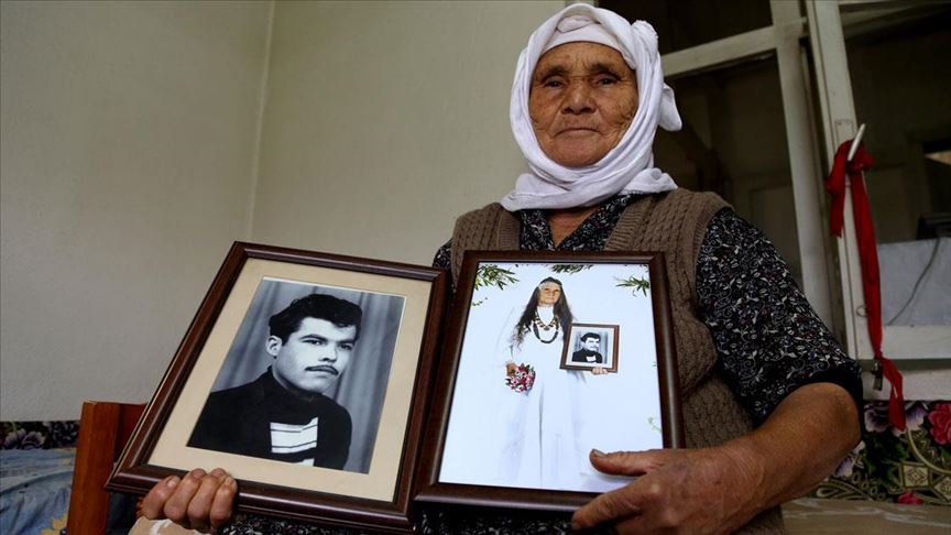 'Ölümsüz sevginin' fotoğrafını çeyiz sandığında saklıyor