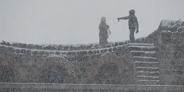 Ölümü göze alıp kar manzarası fotoğrafı çektiler