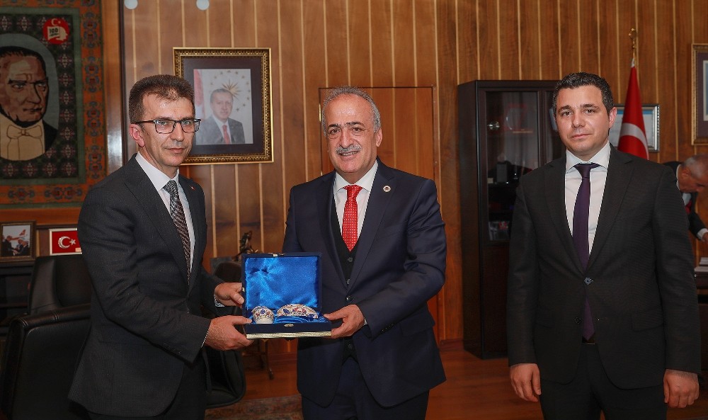 Olur İlçesi Yöneticilerinden Rektör Çomaklı’ya ziyaret 