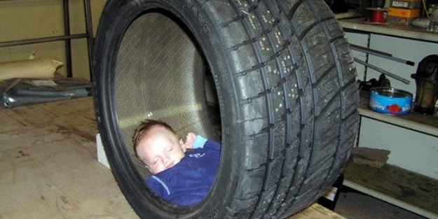 Olur olmadık yerlerde uyuyakalmış sevimli çocuklar