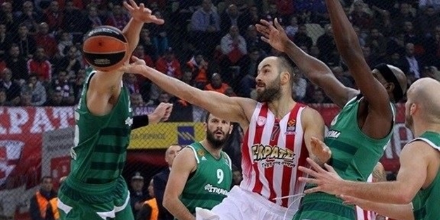 Olympiacos, Panathinaikos’u 77-69 mağlup etti.