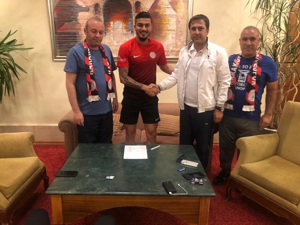 Ömer Buğdaycı ve Uğur Çelik Karaköprü Belediyespor’da 