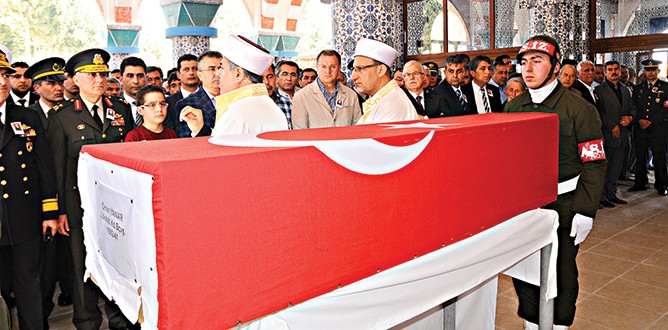 İki astsubay dün toprağa verildi
