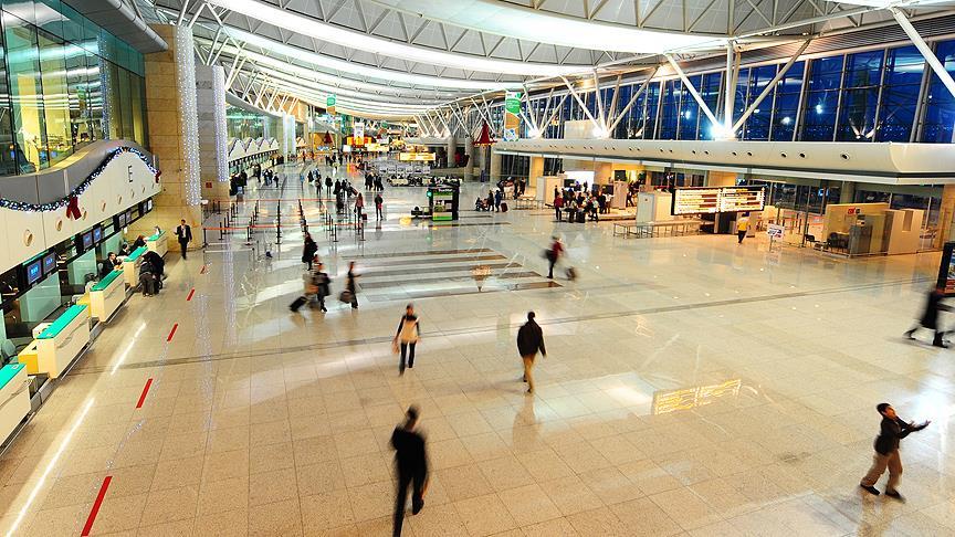 Ömrü 8 yıldır havaalanında geçiyor