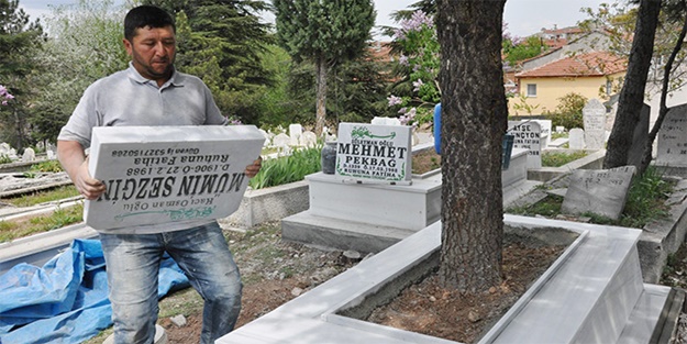 Ömrü mezarlıklarda geçiyor