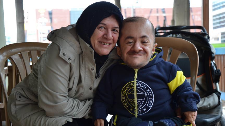 Ömrünü cam kemik hastası oğluna adadı