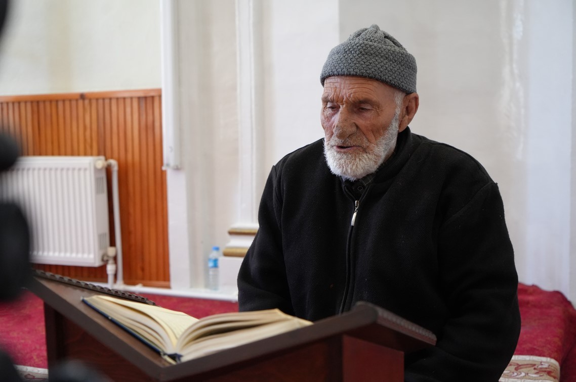 Ömrünü Kur’an okumaya adadı! 83 yaşında hafızlık yarışmasında ikinci oldu