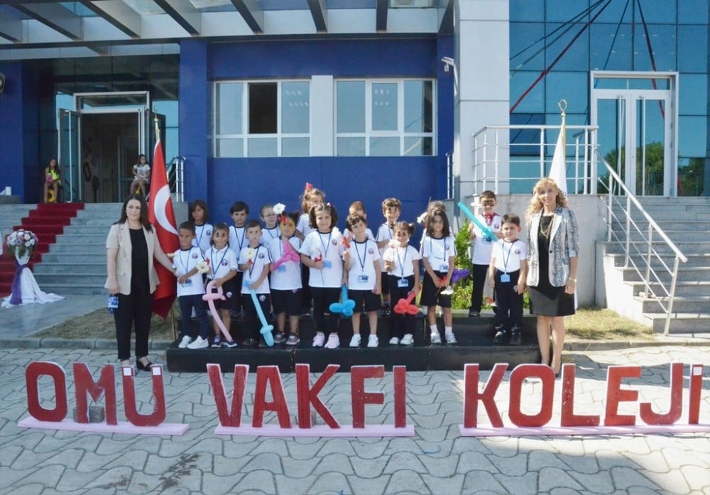 OMÜ Vakfı Kolejinden miniklere karanfilli karşılama 