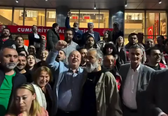 Omurgasız siyasetin en net görüntüsü! Sözde ülkücüler CHP kapısında 'devrimci' oldu