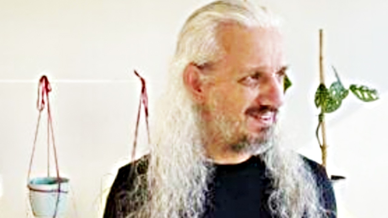 Omurgasızlığın, vefasızlığın kitabını yazdı... Şii Kenan Çamurcu, ekmek yediği kapıya pisledi