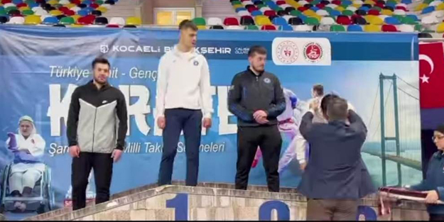 Omuz atma tartışması kanlı bitti! Milli sporcu sokak ortasında bıçaklandı