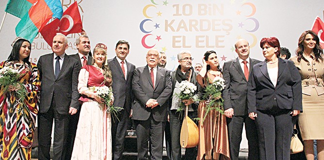 “On Bin Kardeş El Ele”