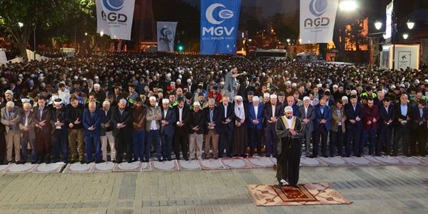 On binler Ayasofya'da kıyama durdu!