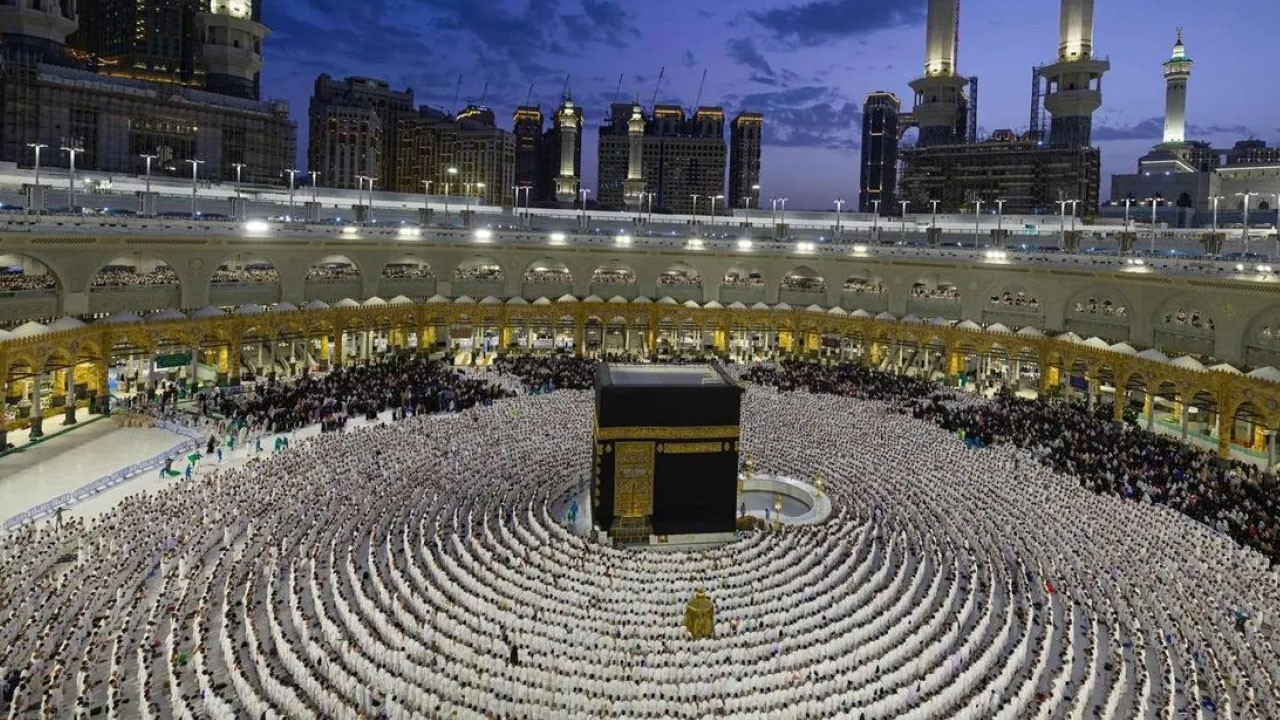 On binler saf tuttu! Kabe ve Mescid-i Nebevi’de ilk teravih