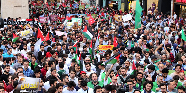 On binler Taksim'e akın etti! Mavi Marmara'nın 8. yıl dönümünde unutulmadı