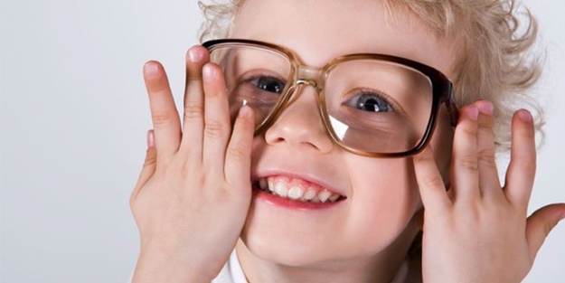 'On binlerce hasta lazer ile gözlüklerine veda etti'