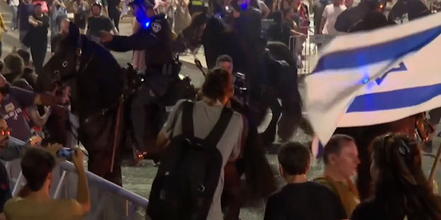 On binlerce İsrailli Katil Netanyahu'ya tepki gösterdi! Atlı polisler müdahale etti
