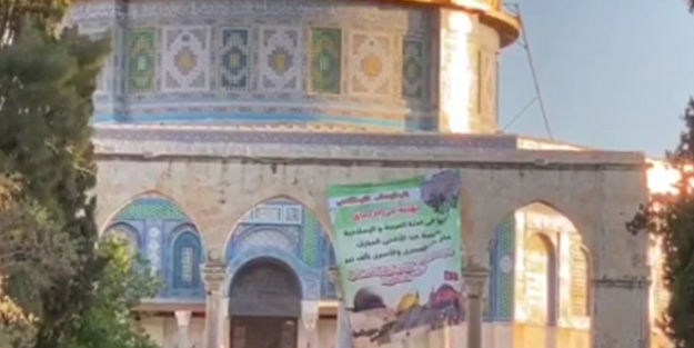 On binlerce Müslüman'ın bayram namazını kıldığı Mescid-i Aksa'da Türk Bayraklı afiş asıldı