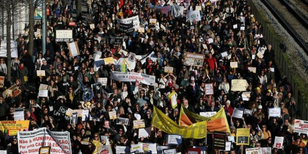 On binlerce öğretmenden dev protesto