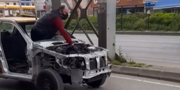 Ön camdan çıkıp eliyle taksiye gaz verdi