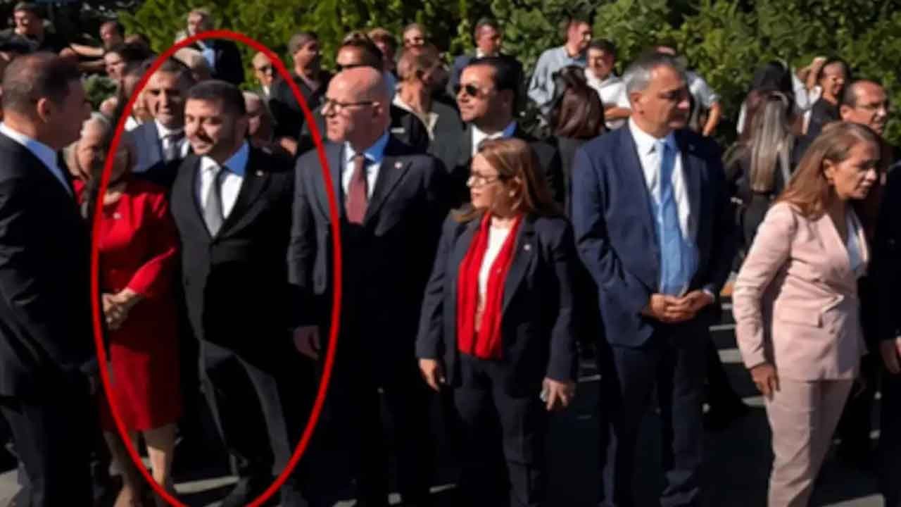 Ön saflarda görüntülendi! Taciz şüphelisi vekil Anıtkabir’de
