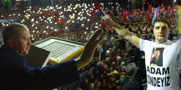 Onbinler dualarla karşıladı