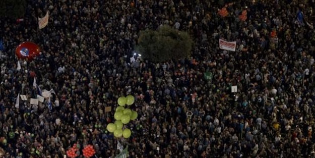 Onbinlerce kişi 'aday olma' diye toplandı!