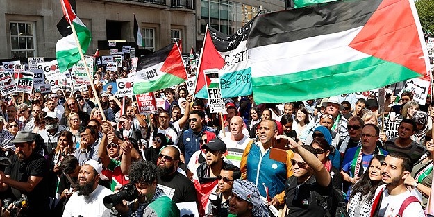 Onbinlerce kişi BBC'yi protesto etti