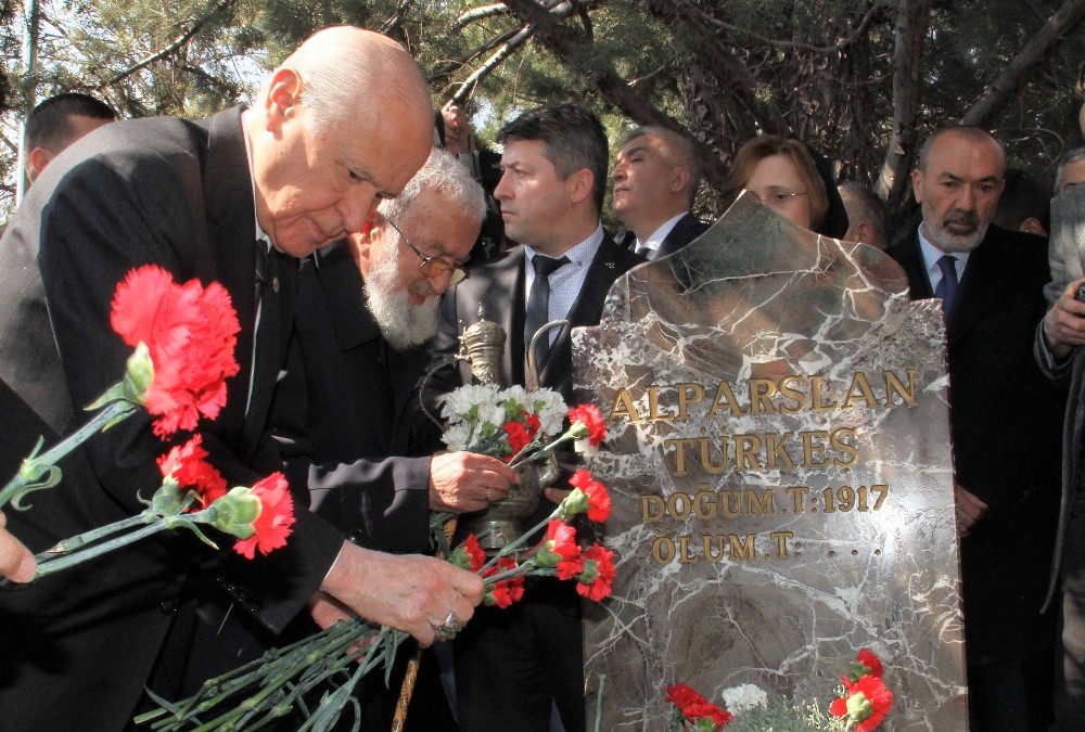 Onbinlerce seveni Başbuğu kabri başında andı 