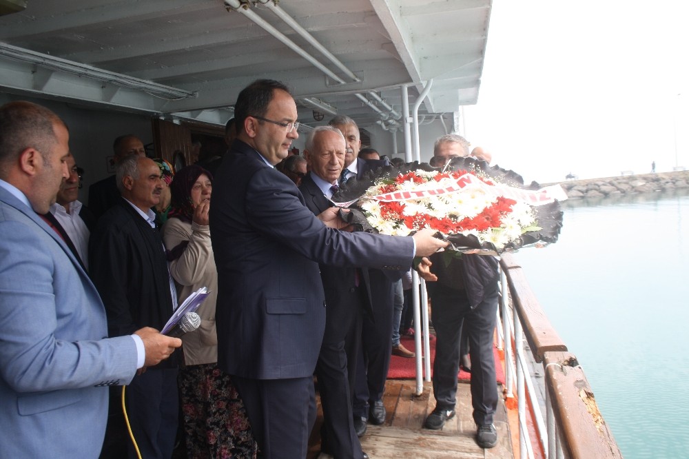 Önce 19 yıl önce deniz kazasında ölen 38 kişiyi andılar, sonra denizde ineklerini yıkadılar 