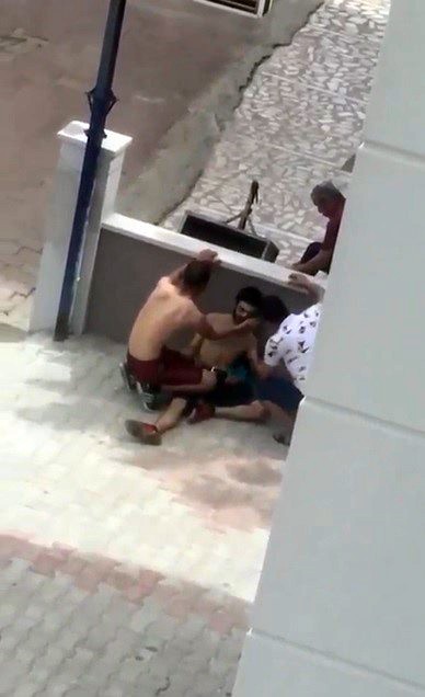 Önce 4 yerinden bıçakladı sonra başında bekledi 