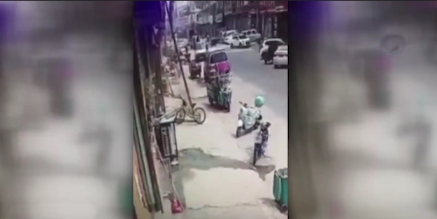 Önce akıma kapıldı sonra yere çakıldı!