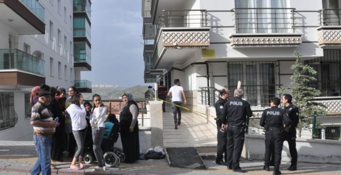 Önce annesini bıçakladı sonra 6 aylık bebeğini balkondan attı