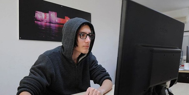 Önce Apple'da şimdi de Youtube'da açık buldu