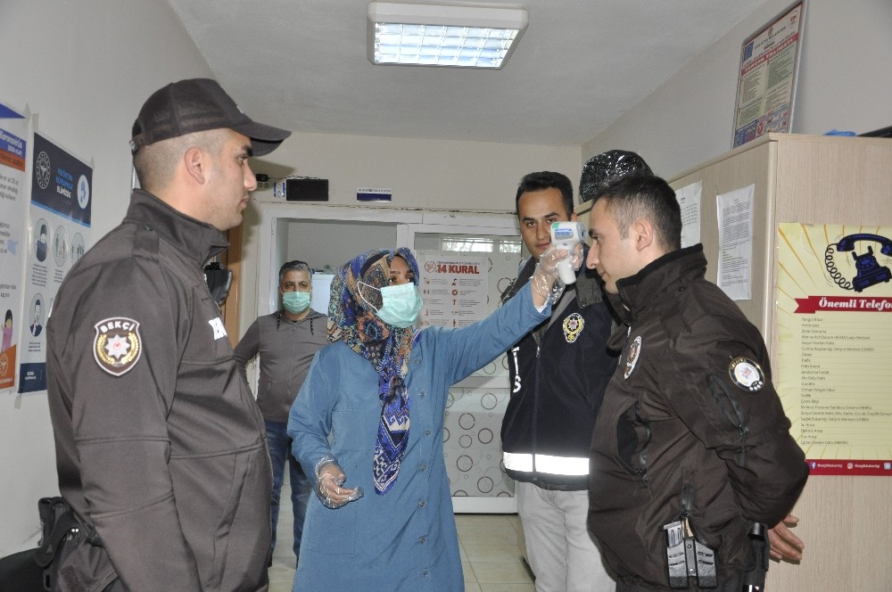 Önce ateşleri ölçülüyor sonra iş başı yapıyorlar 