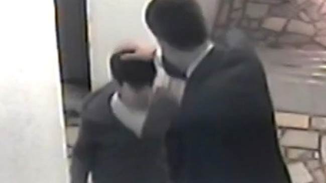 Önce başını okşadı, sonra böyle çarptı!