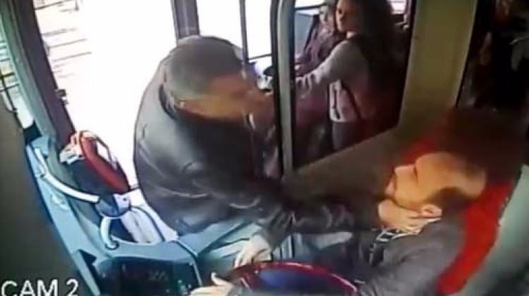 Önce boğazına yapıştı sonra...