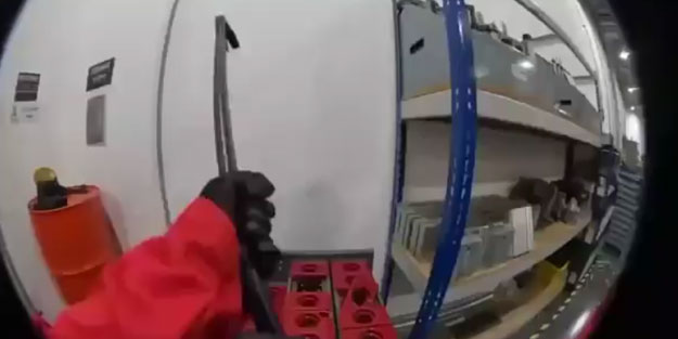 Önce çatısına şimdi de içine sızdılar! Filistin destekçileri İsrail’i İngiltere’den vurdu