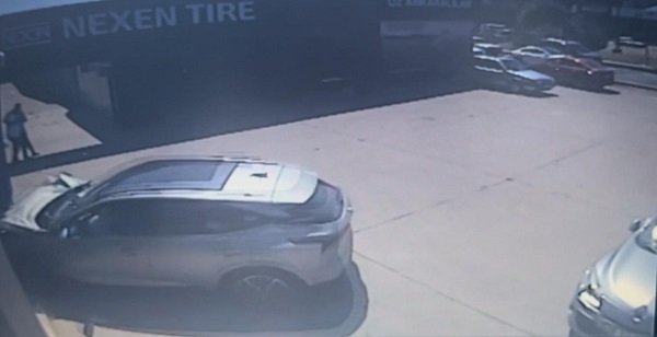 Önce cenaze aracına çarptı ardından lastikçiye girdi