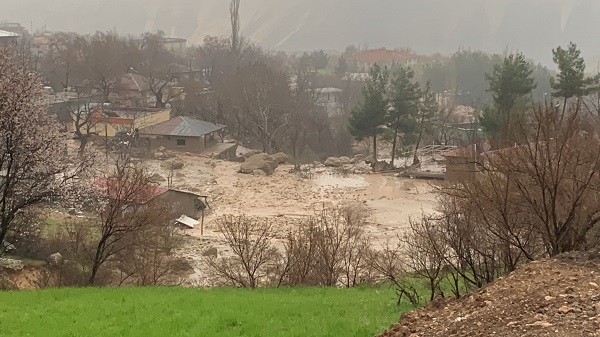 Önce deprem sonra sel! 3 çocuğun içinde olduğu konteyner sel sularına böyle kapıldı