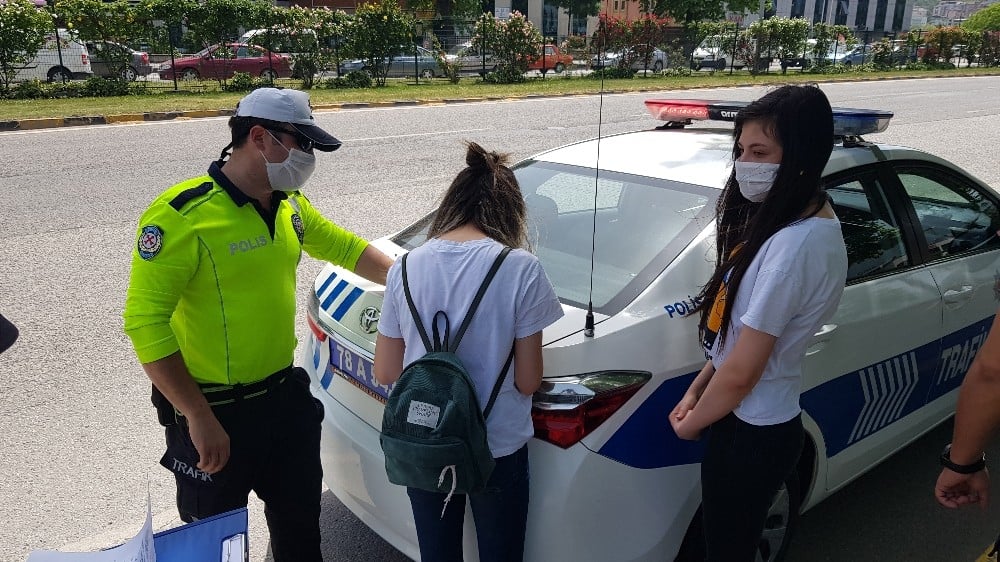 Önce dolmuş sürücüsüne, sonra dolmuşa binen gençlere ceza kesildi 