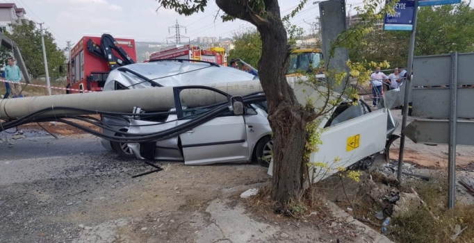Önce durakta bekleyen yayaya, sonra direğe çarptı: 2 kişi öldü